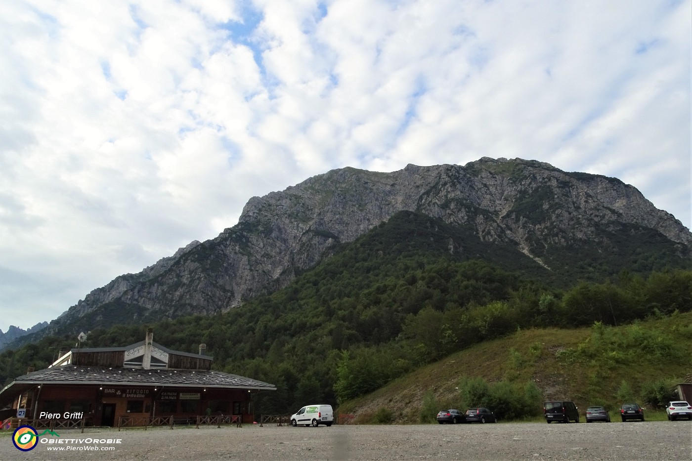 10 Corna Grande (2089 m) vista dal Rif. Trifoglio (1330 m) ai Piani di Ceresola alla partenza dell'escursione .JPG
